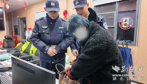  返程高峰遗失钱包 沙洋公安火速寻回暖民心