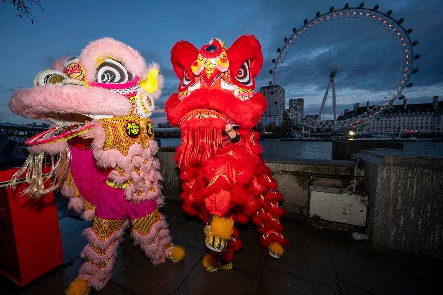 Xinhua Headlines: Chinese tourists soak in festive vibes of Spring Festival across the globe