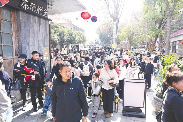  武汉入围游客最喜爱的国内目的地 黄鹤楼发“人流预警” 龟山电视塔重新开放