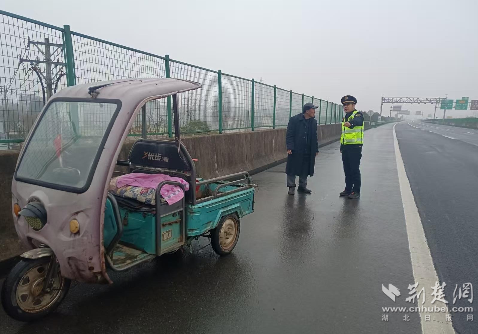 醉汉驾三轮误闯高速 湖北路政紧急处置化险为夷