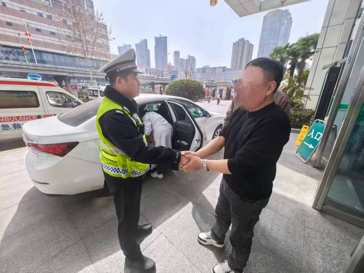 极速开道暖人心，武汉高速交警紧急护航早产双胞胎孕妇