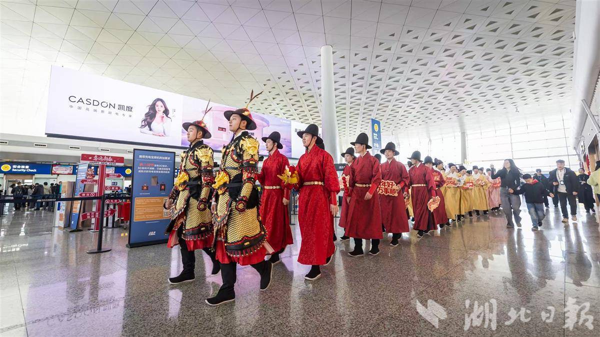  武汉天河机场，遇见一场穿越古今的新春问候