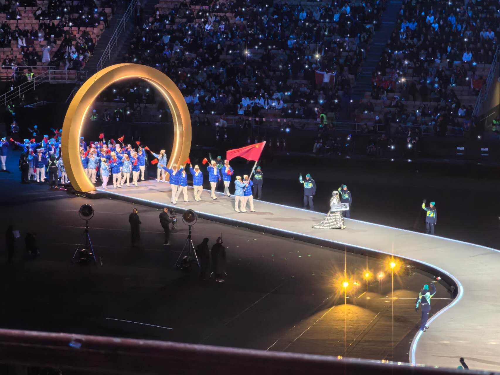 中国代表团入场！五星红旗闪耀冬奥