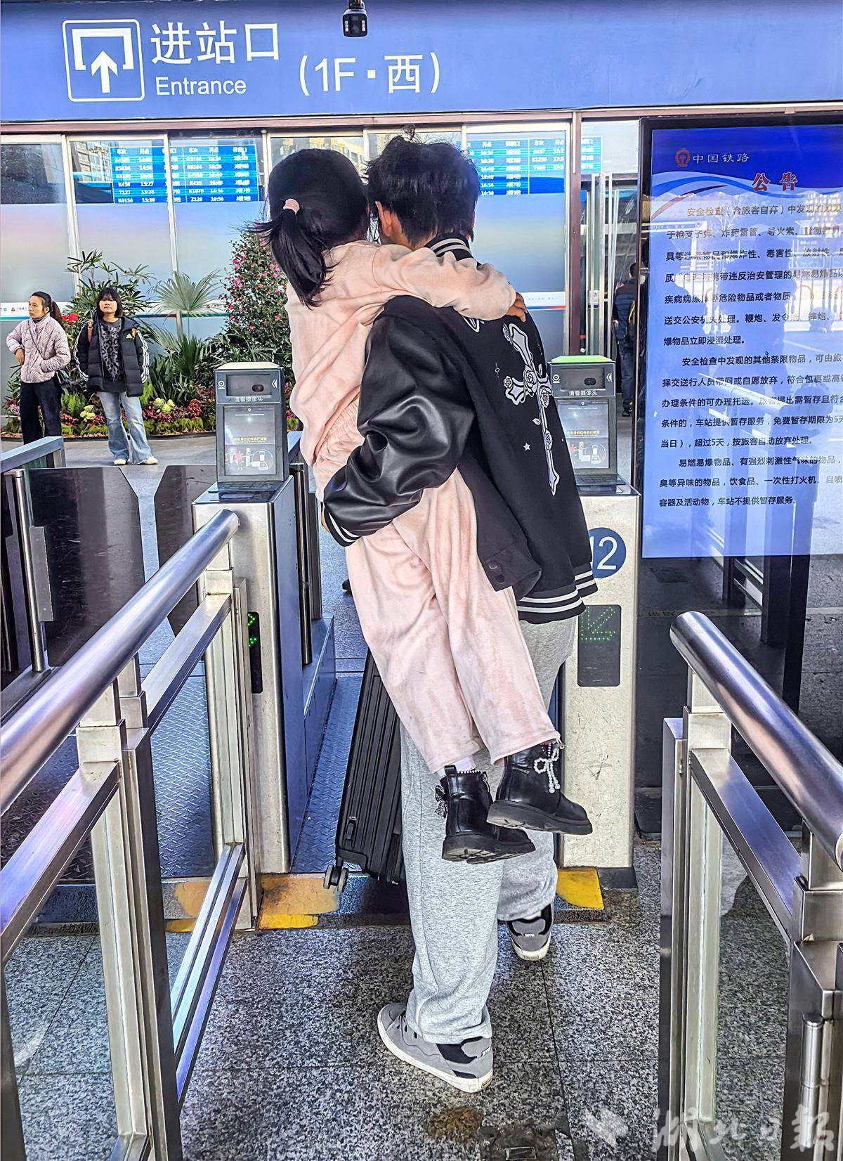  春运里，他们奔向团圆的方向，留下背影