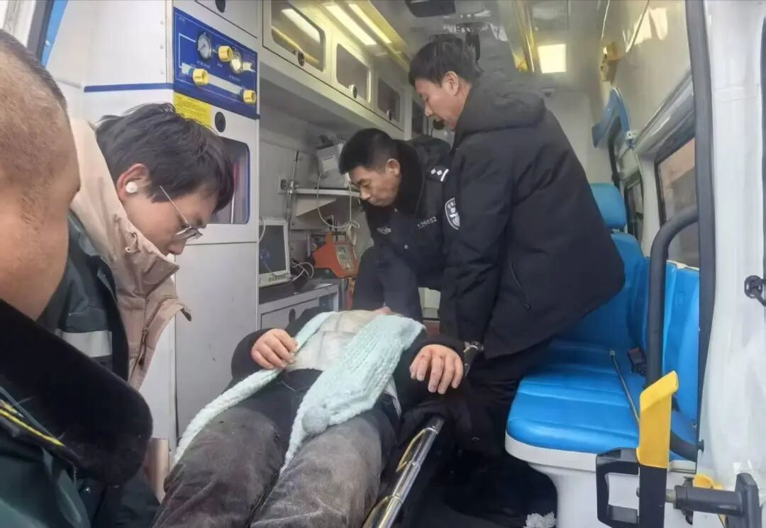 大学生雪地里摔晕后，3根手指或面临截肢
