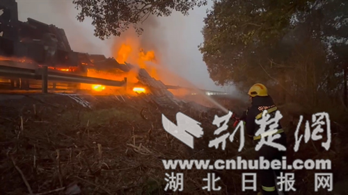  高速货车凌晨起火 消防紧急处置化险为夷