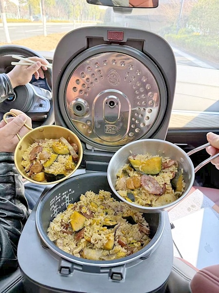 夫妻带一锅焖饭开车回家 途中饿了能随时享用美味