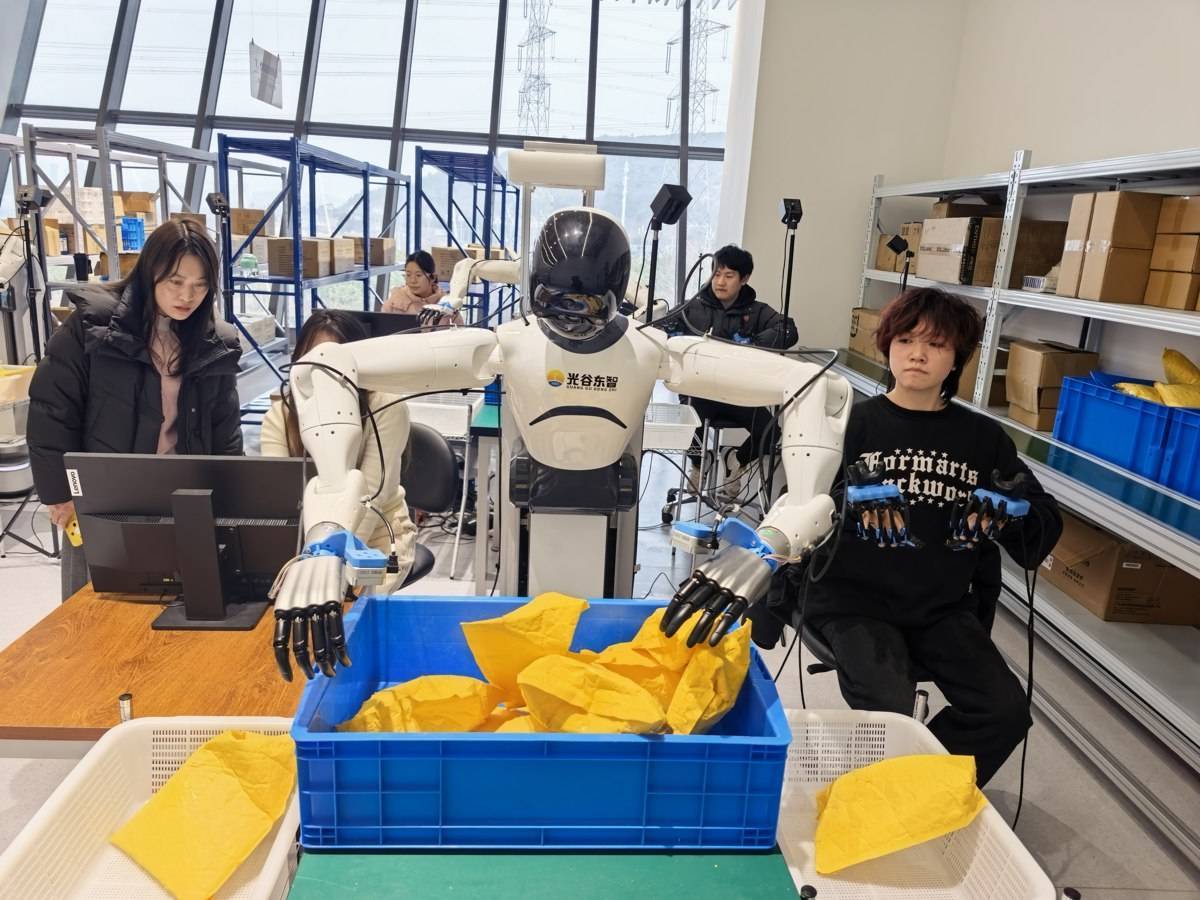 新春走基层丨高校学子寒假给人形机器人当“导师”