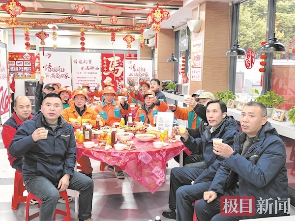 荆楚菜肴端上团年宴，潜江龙虾香飘小年夜 这抹红,暖透城市守护者
