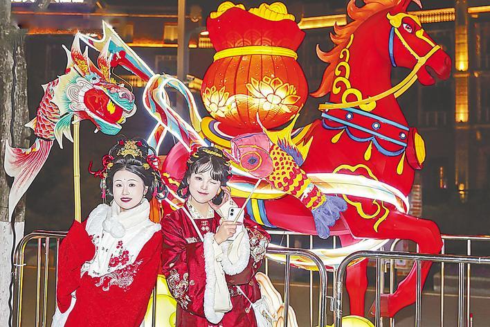  两天涌入逾14万游客 武汉园博园新春灯会人气旺