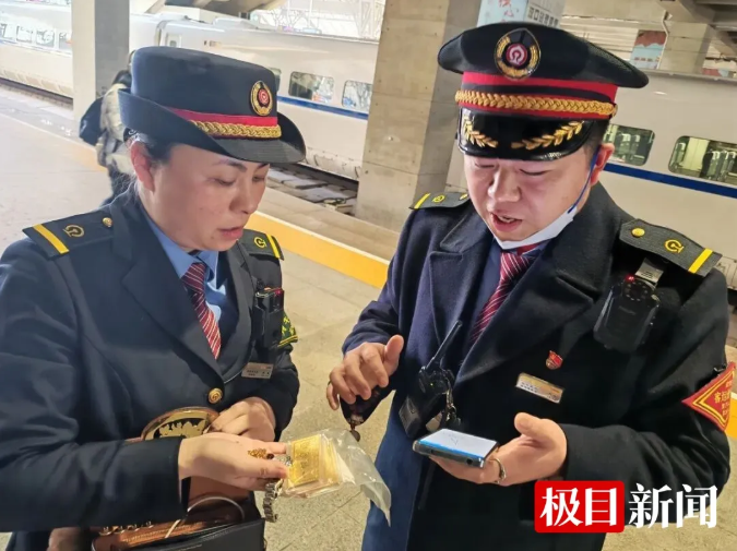  女子下车接电话将900克黄金遗落在动车上，价值约135万元，乘务组：在行李架上，黑色手提袋里有金条、金手链、金项链等