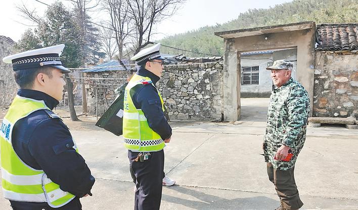 武胜关下民辅警保畅通——寒风中一站就是3个多小时