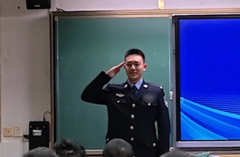 大一男生回到母校，亮明“身份”的一刻，全班沸腾了！