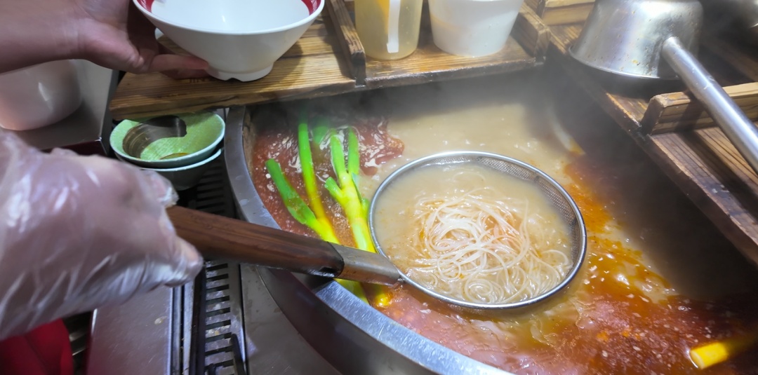 【走进长新夜巷】②淮南牛肉汤创始人专访：凭鲜醇与诚意，圈粉70%回头客的烟火传奇