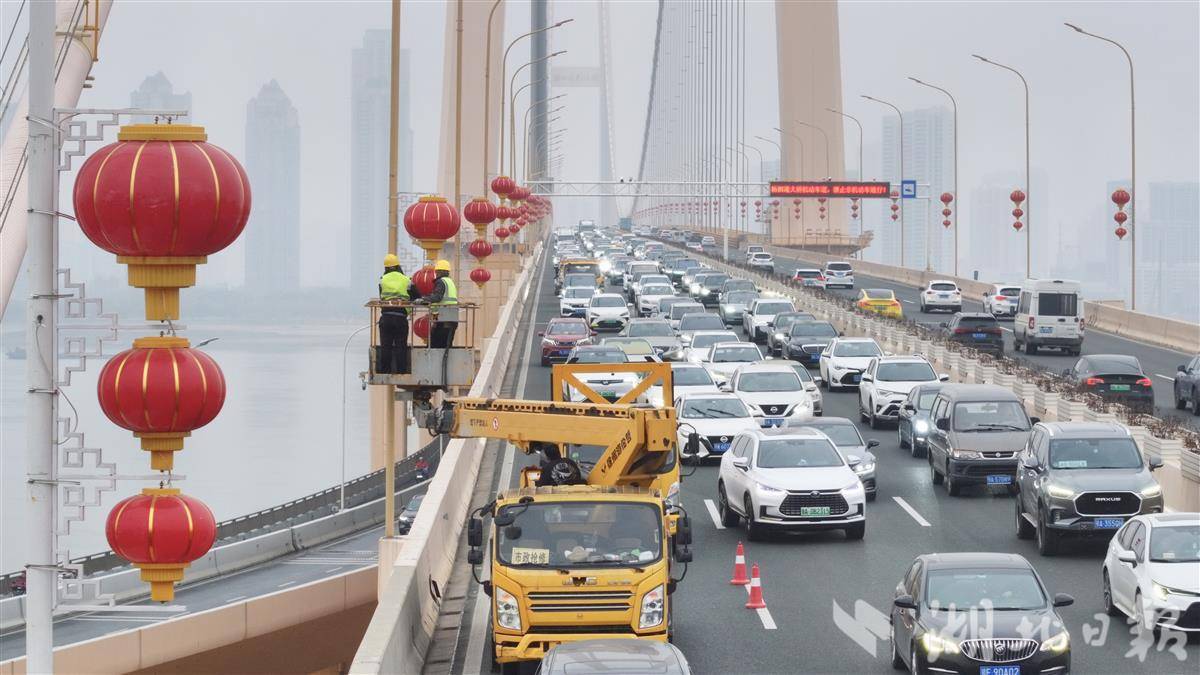  杨泗港长江大桥挂上新春“中国红”