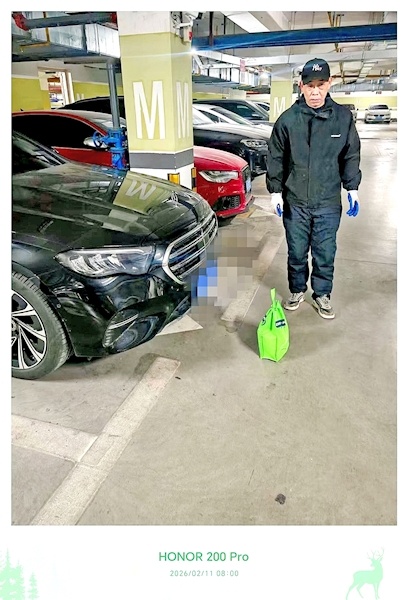 保洁人员在小区车库捡到20万元现金 经多方寻找，失主一个多小时领回了这笔钱