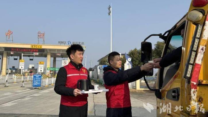 大雾封路不封情！京珠高速暖心服务，为春运司乘驱散寒意