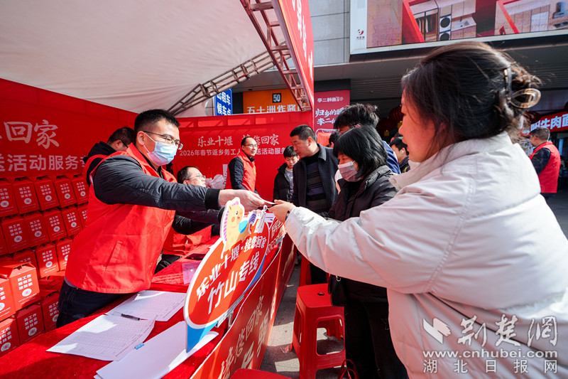 工作人员为返乡人员发放车票 (1).jpg