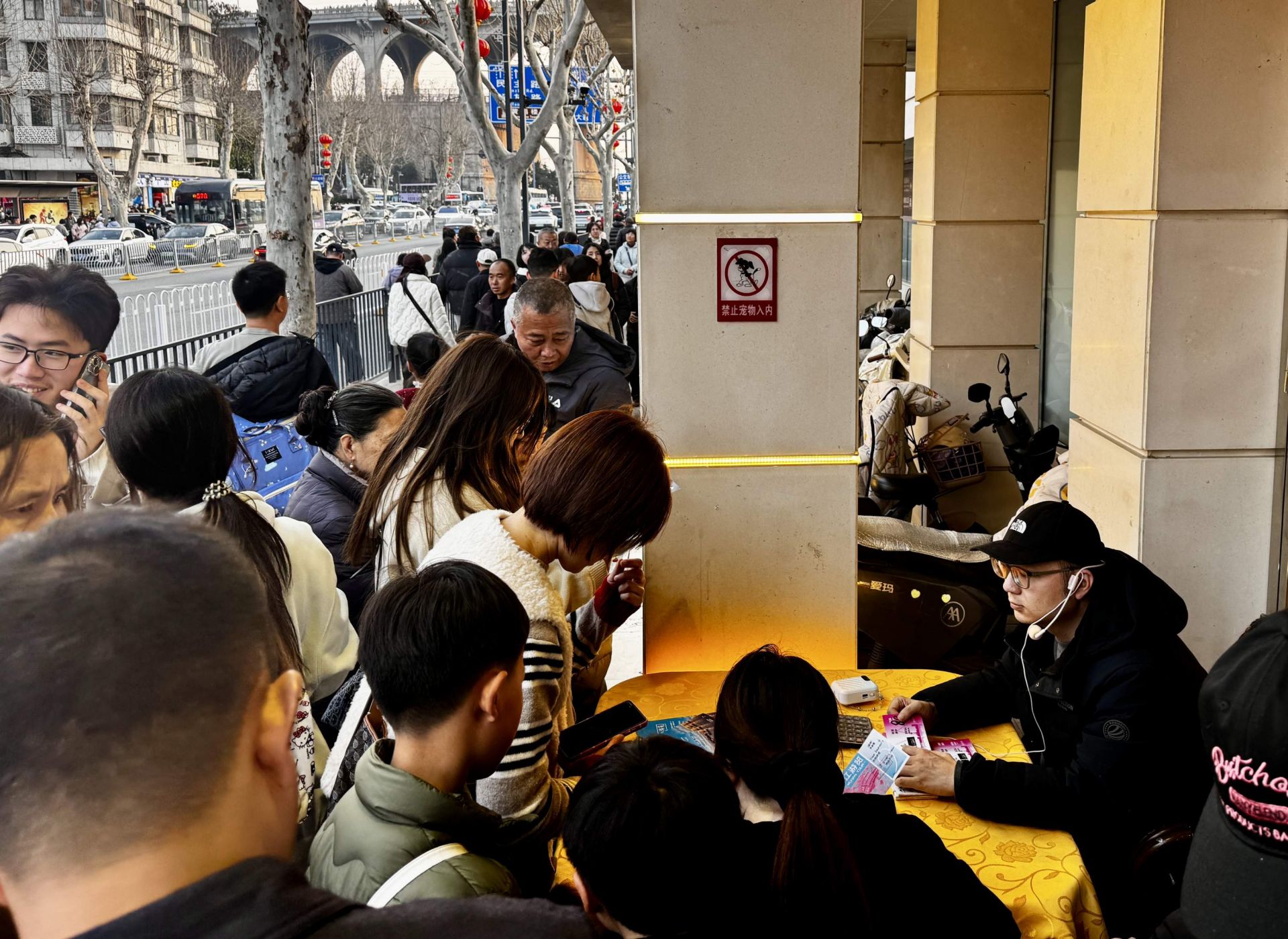  文明旅游“不打烊”，两江游览客流劲增七成