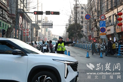  荆门交警用“荧光绿”守护春节团圆路