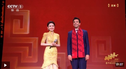 看九三阅兵流泪的伊拉克小伙来春晚了 他说“和平太美好太羡慕中国”