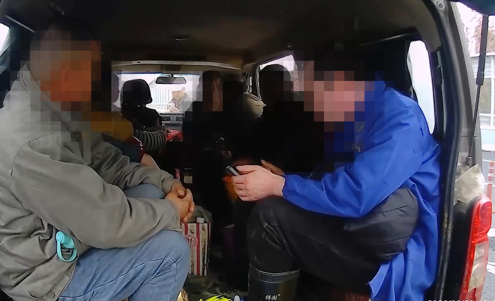  5座车硬塞14人！武汉交警：这不是挤，是在害人害己