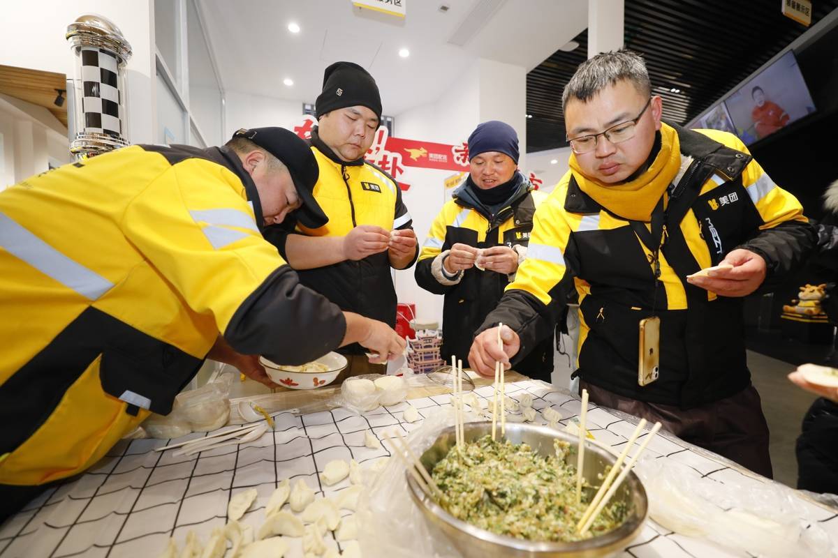 骑手驿站年夜饭：今天不接单，只等你团圆