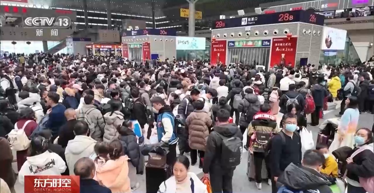争分夺秒 “极速换乘” 车站引导员暖心守护旅客出行