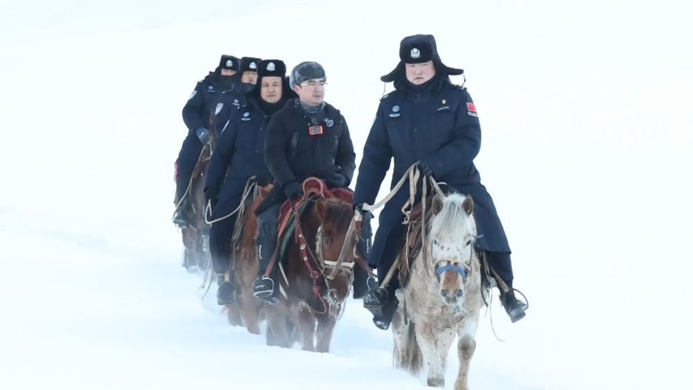  新春走基层·忙年｜踏雪巡逻，他们骑行在祖国边境线