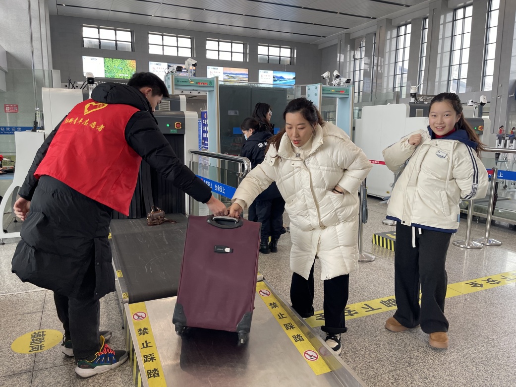 春运启幕！阳新青年志愿者上岗！贴心服务温暖返乡路~