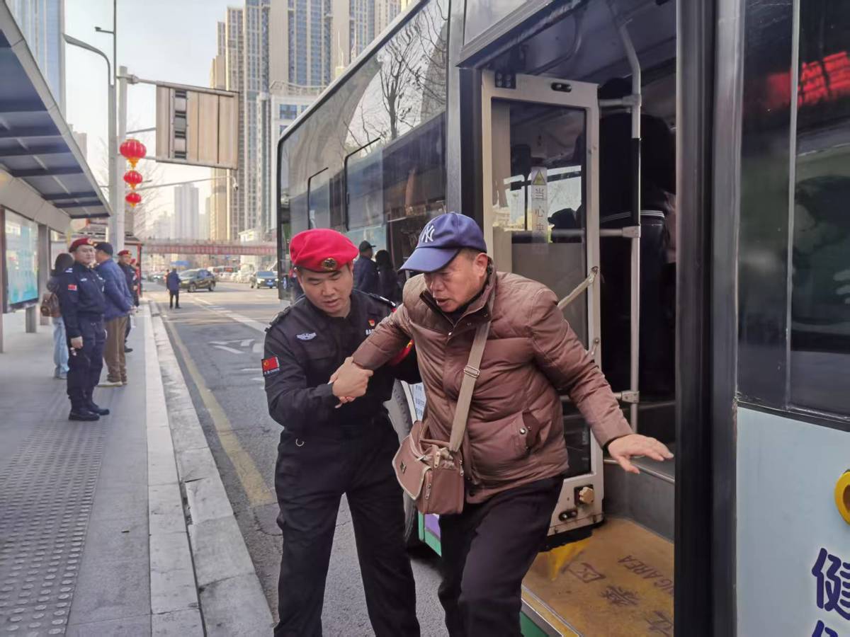 大年初五！归元禅寺片区客流攀升  公交“红色贝雷帽”全力护航出行