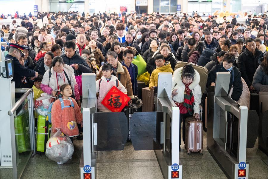 Xinhua Headlines: China's Spring Festival travel rush kicks off with more NEVs, holidaymakers