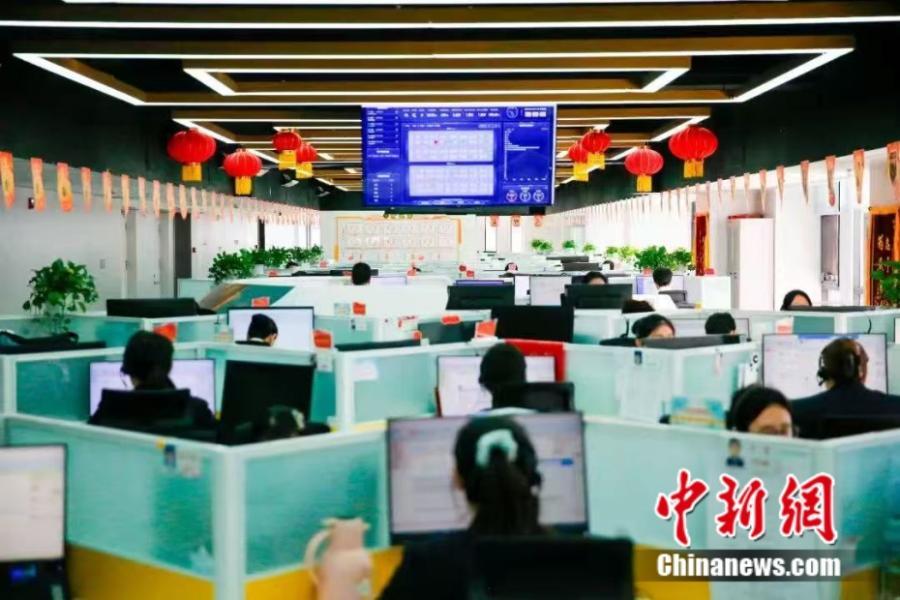 揭秘春运最忙“声音天团”：10小时接300通电话