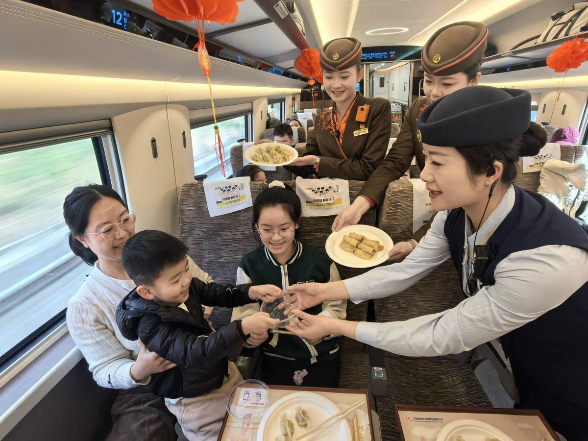 窗花映归途 年味满车厢