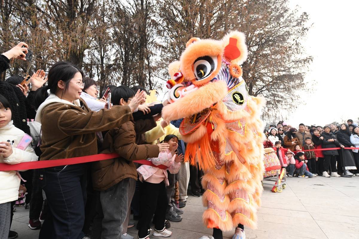 春节假期东湖梅园迎来赏花热