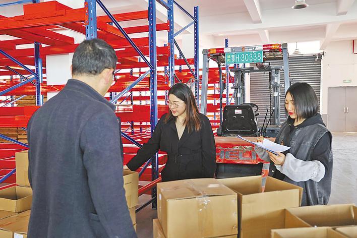 工厂搬回钟祥 62名工人跟着回家