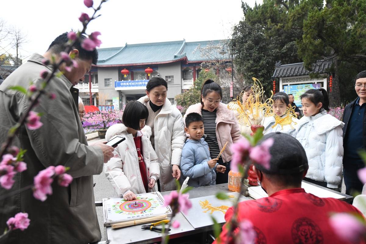  武汉植物园“万花争艳”游客旺！