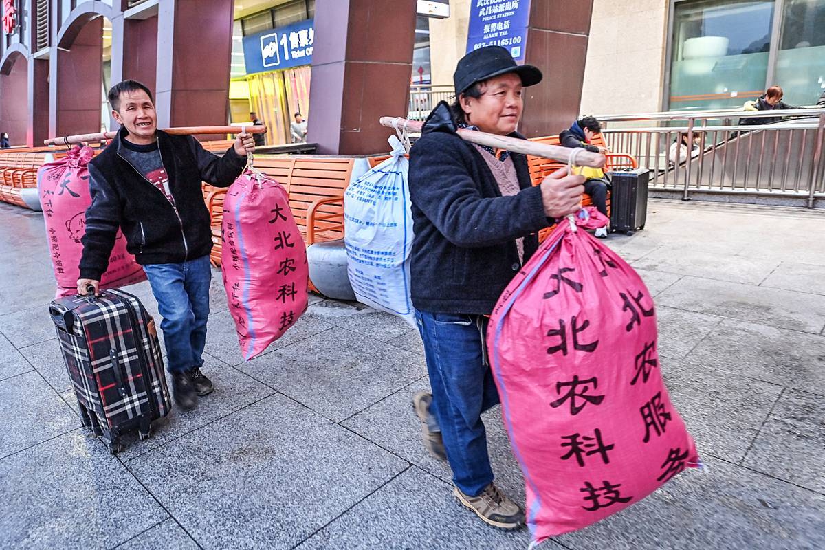  床单+蛇皮袋+塑料桶+纸箱 简易行囊装着浓浓乡情