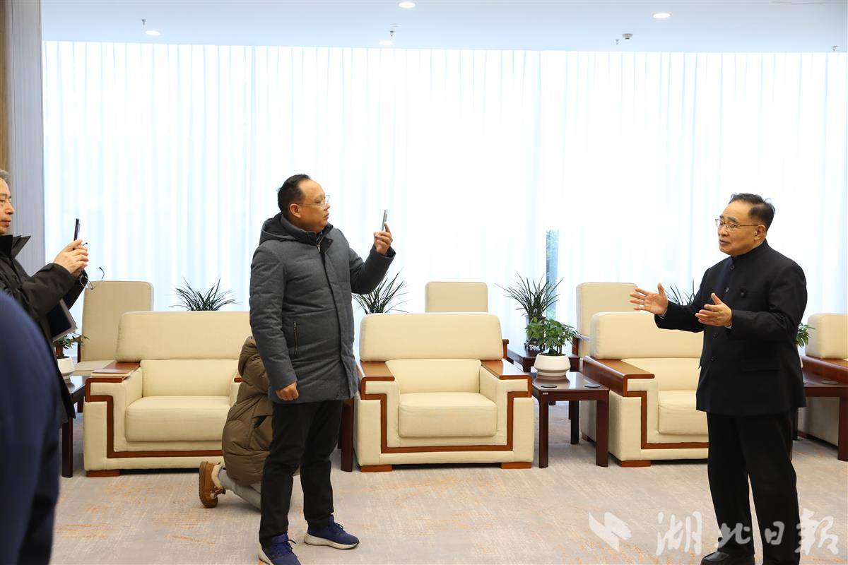 张伯礼院士回答湖北日报记者提问：AI有利于中医教学和《黄帝内经》普及