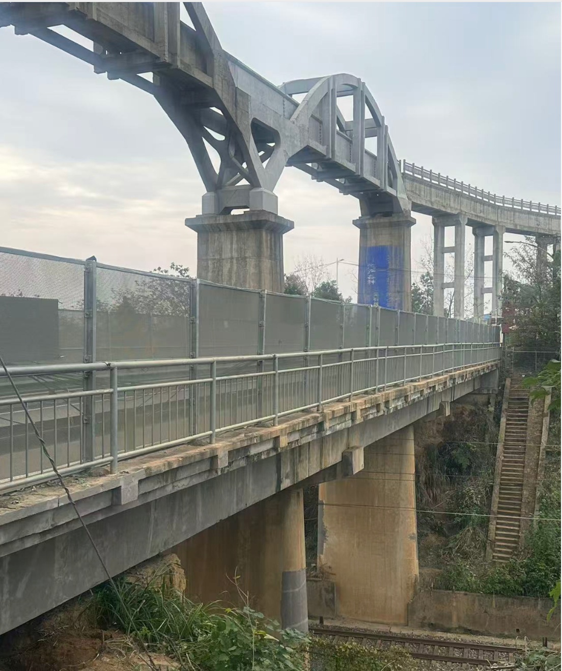 悬在京九铁路上的公路桥，经行政公益诉讼转危为安