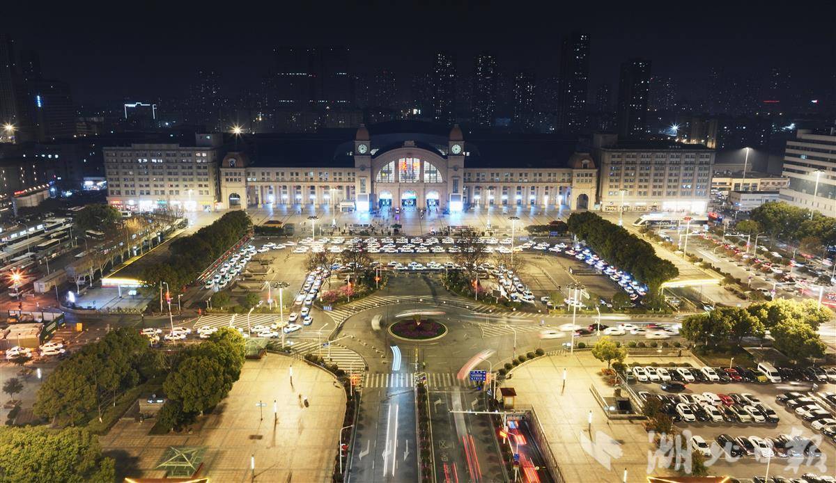 夜幕中的汉口站：灯火长龙绘就春运脉动