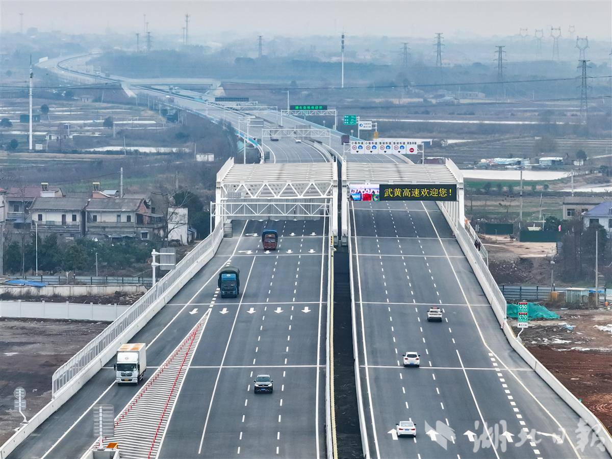 “楚天第一路”焕新升级   首日5万辆车尝鲜双向八车道