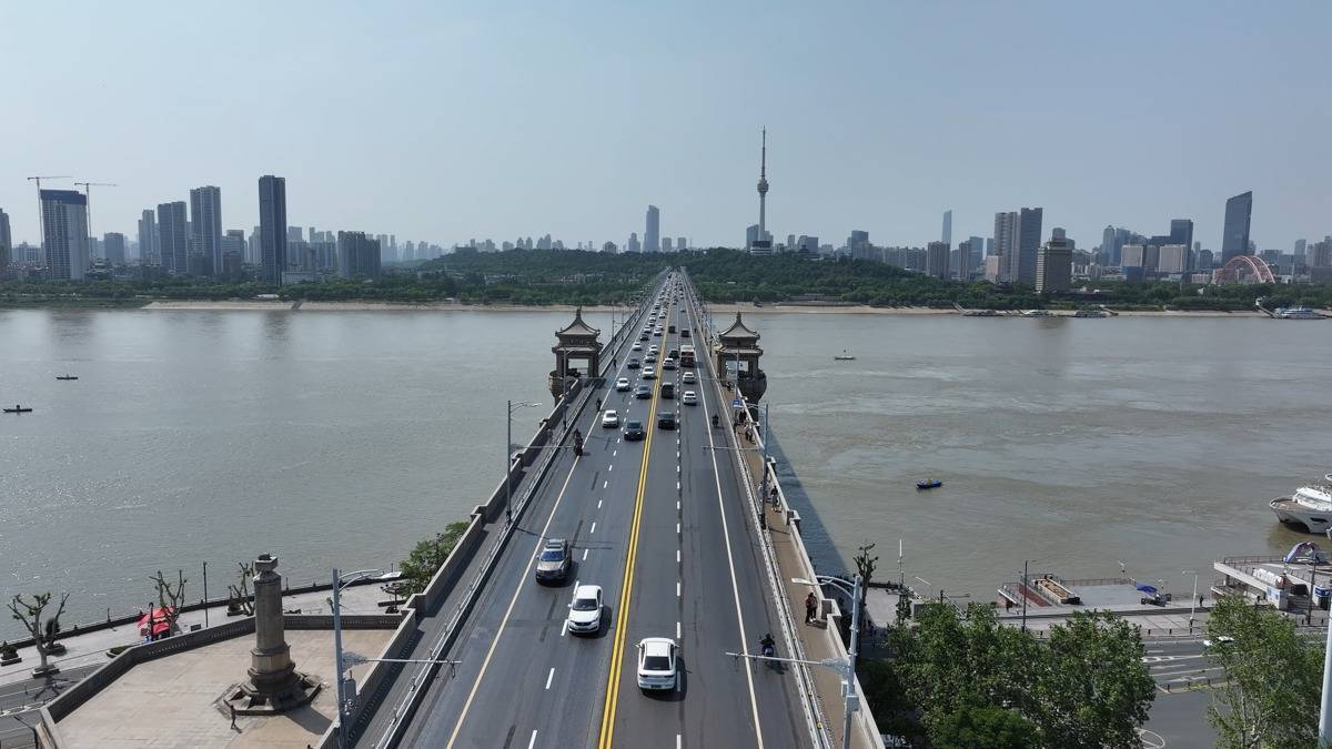  长江大桥正月十五前取消单双号限行，武汉交警发布春节便民服务措施