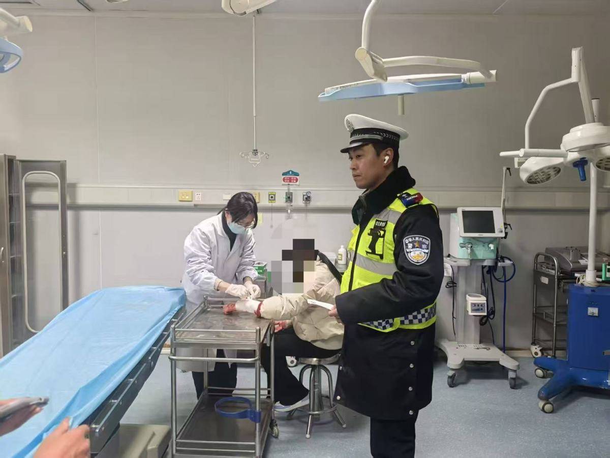 40分钟缩至17分钟！武汉交警疾驰开道，护送断腕女孩紧急就医