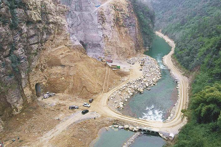 “小三峡”导流洞贯通