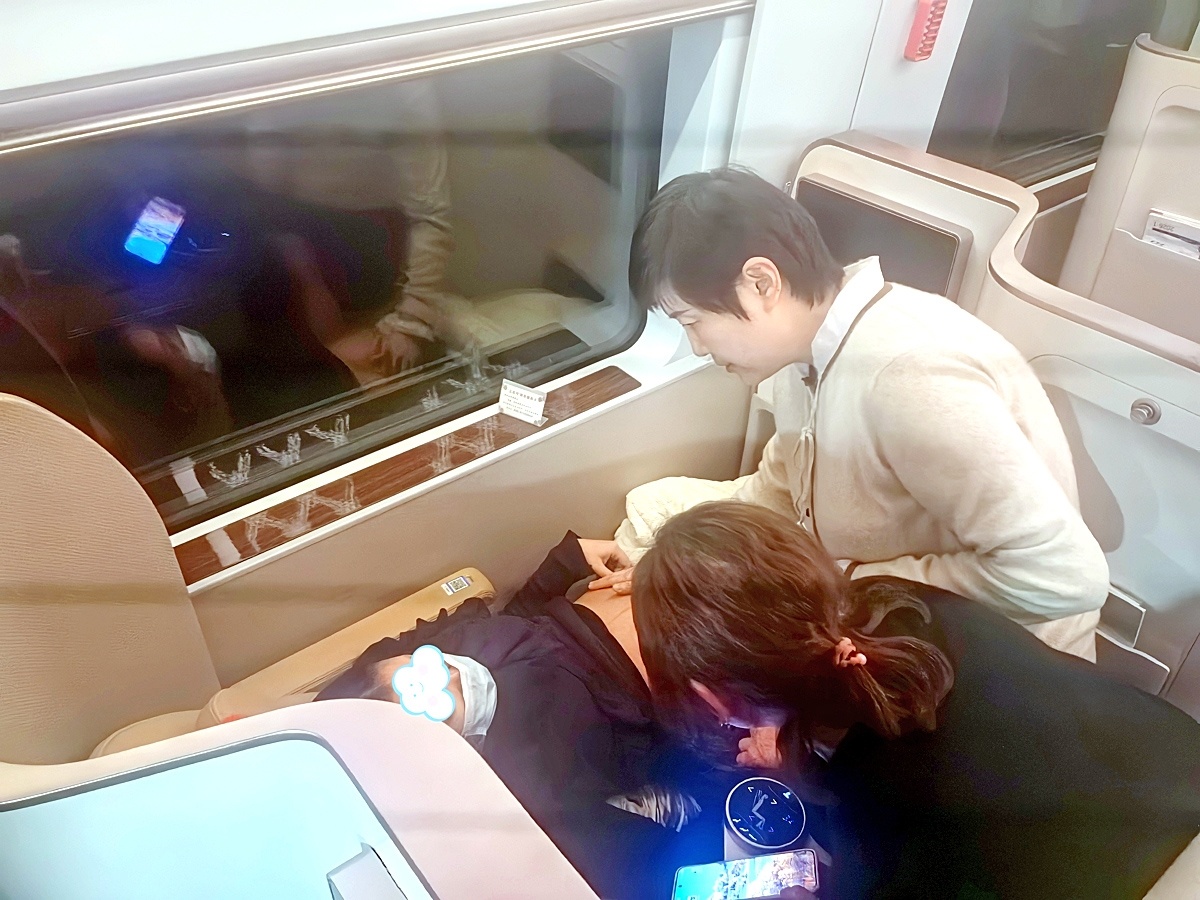 孕妇高铁上突发不适 同车“妇幼专家团”及时助力解困