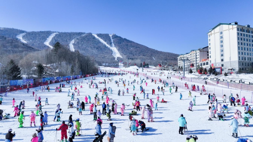  当春节遇上冬奥，“冰雪热”点燃消费新活力
