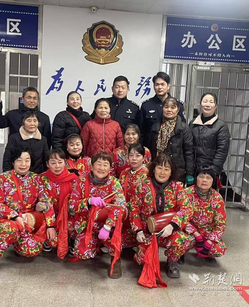 千里追款暖民心 锣鼓喧天来拜年 江夏民警收到“有声”锦旗