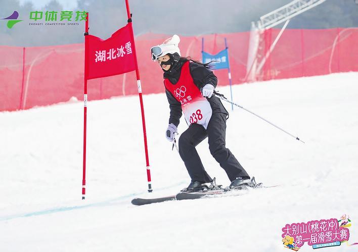  60多位山乡青年当教练 英山桃花冲滑雪场人气旺