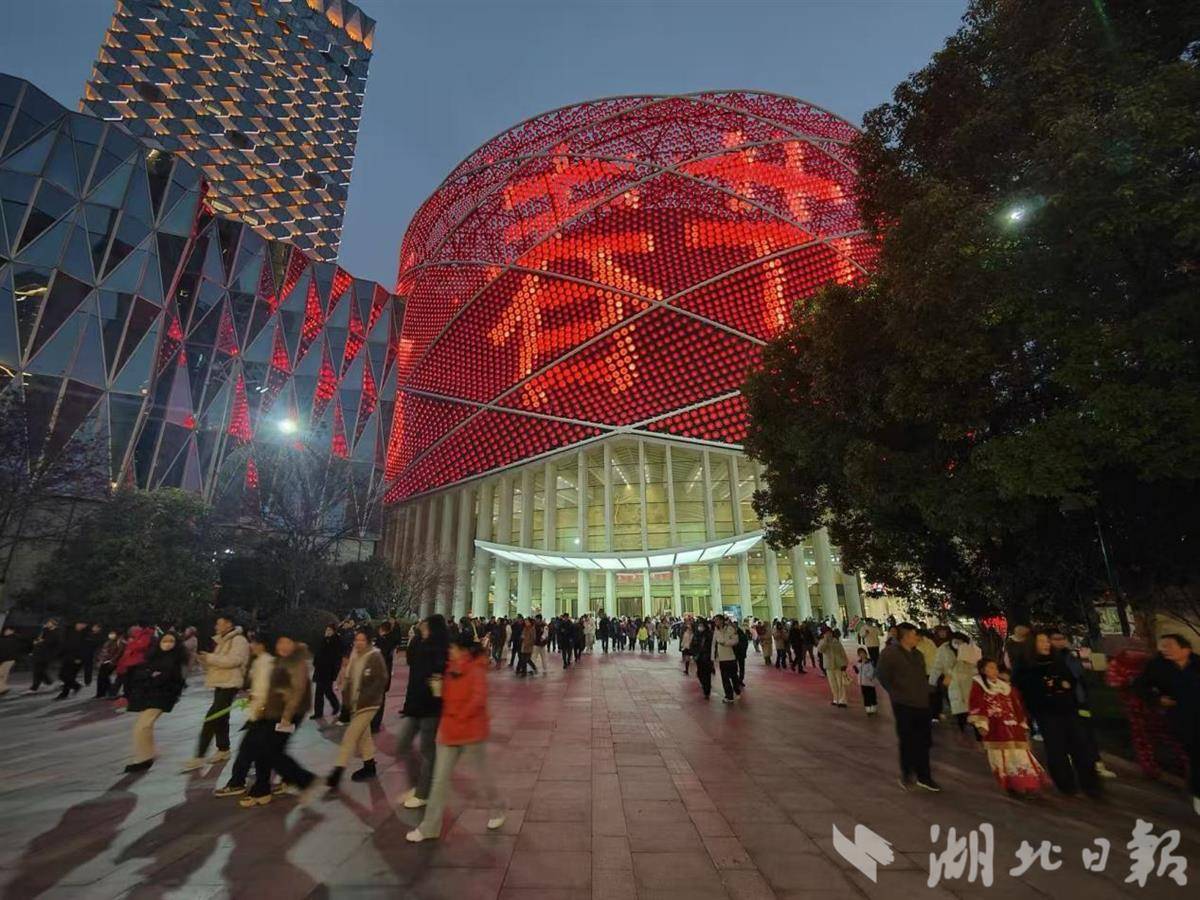  春节假期，3.2万名外地人来汉观看汉秀版《水秀》